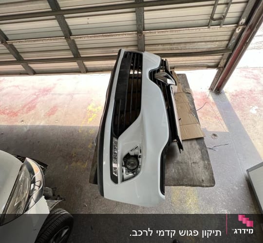 פגוש קדמי של רכב מונח על שולחן עבודה